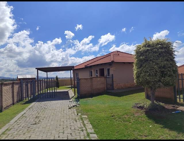 3 BEDROOM TOWNHOUSE FOR SALE IN WATERKLOOF HILL ESTATE